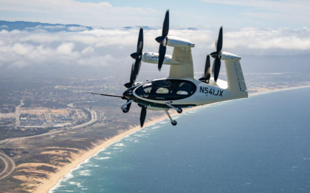 Avioni pa pilot kryen fluturimin e parë nga Kalifornia në Karolinën e Veriut
