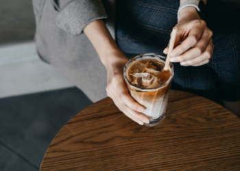 A është gabim të hysh në intervistë pune me një kafe në dorë?