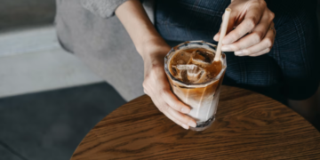 A është gabim të hysh në intervistë pune me një kafe në dorë?