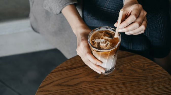 A është gabim të hysh në intervistë pune me një kafe në dorë?