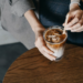 A është gabim të hysh në intervistë pune me një kafe në dorë?