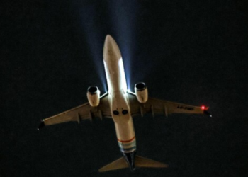 Sherr mes pilotëve? Avioni devijon fluturimin
