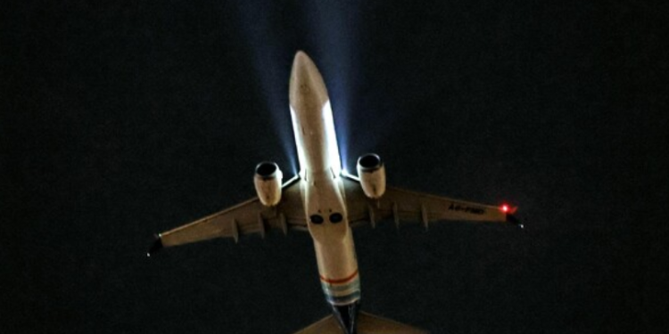 Sherr mes pilotëve? Avioni devijon fluturimin