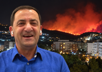 VIDEO/ Çfarë ka pirë Vangjel Tavo?! Të qeshura dhe reagime të çuditshme teksa fliste për dëmet e zjarrit në Himarë