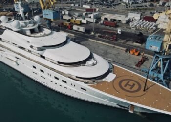 Superjahti i familjes mbretërore furnizohet në Durrës me Kastrati Energy