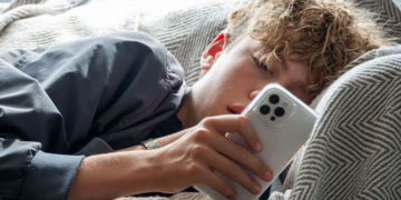 WhatsApp forcon masat, metoda të reja kontrolli të prindërve për adoleshentët