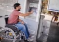 Gjoba deri në 5 milionë lekë: Bankat, bizneset online dhe kompanitë me rregulla të reja për personat me aftësi të kufizuara