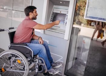 Gjoba deri në 5 milionë lekë: Bankat, bizneset online dhe kompanitë me rregulla të reja për personat me aftësi të kufizuara