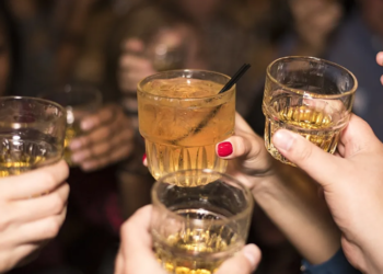 Konsumimi i alkoolit gjatë adoleshencës mund të lërë pasoja afatgjata në tru