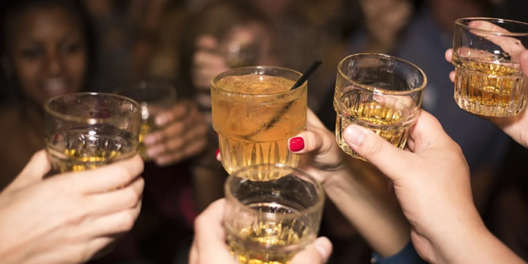Konsumimi i alkoolit gjatë adoleshencës mund të lërë pasoja afatgjata në tru