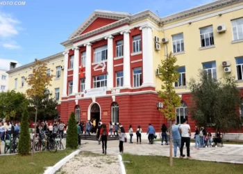 FMN: Shqipëria po diplomon studentë që nuk i duhen kujt, e fundit në rajoni për studentët e shkencës