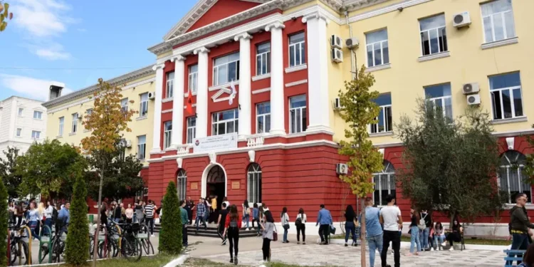 FMN: Shqipëria po diplomon studentë që nuk i duhen kujt, e fundit në rajoni për studentët e shkencës