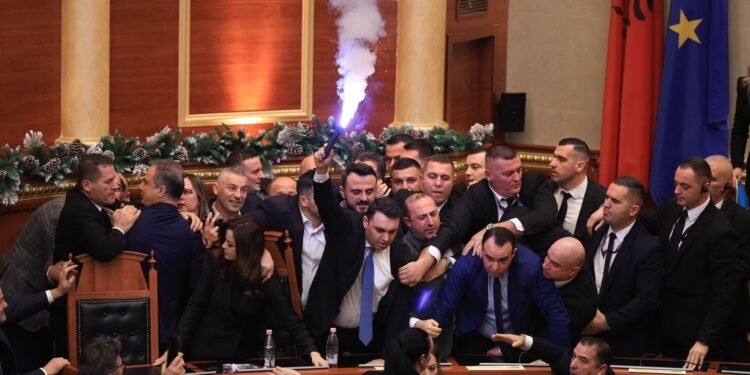 Nga Banka e Shqipërisë tek Parlamenti Evropian, punësimet dhe të ardhurat e familjarëve të deputetëve të opozitës