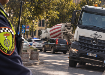 Kaosi me trafikun në Tiranë, pse Policia Rrugore vijon të tolerojë kamionët e rëndë në orarin e ndalimit?!