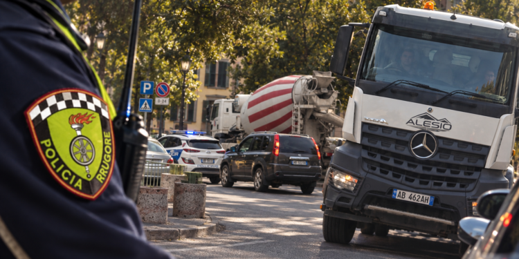 Kaosi me trafikun në Tiranë, pse Policia Rrugore vijon të tolerojë kamionët e rëndë në orarin e ndalimit?!