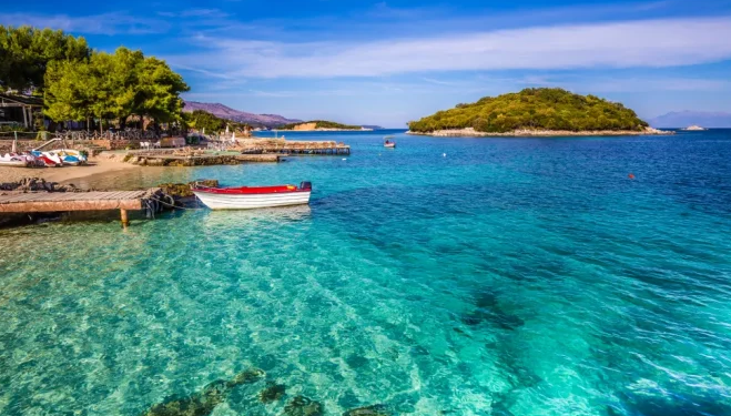 The Sun: Nga Korfuzi drejt “Maldiveve të Evropës”, një udhëtim në jugun e Shqipërisë