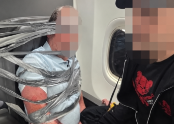 Pasagjeri i dhunshëm ngjitet me forcë pas sediljes, avioni bën ulje emergjente