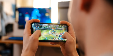 Dhimbje shpine apo bërryli? Mund të jetë nga lojërat në telefon