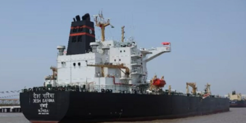 Nafta kalon mbi 108 dollarë për fuçi pas sulmit në Hormuz dhe mbylljes së tubacionit të Arabisë Saudite