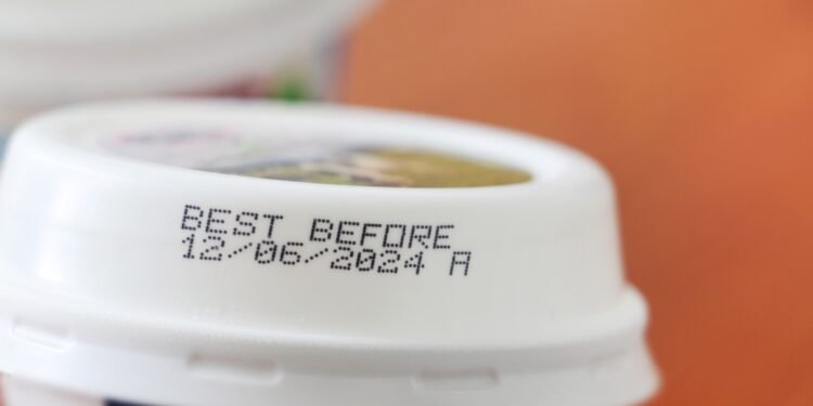 Kush vendosi që produktet të kenë datë skadence?