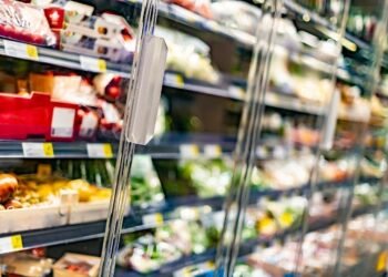 Ushqimet e gatshme fitojnë terren edhe në supermarketet shqiptare