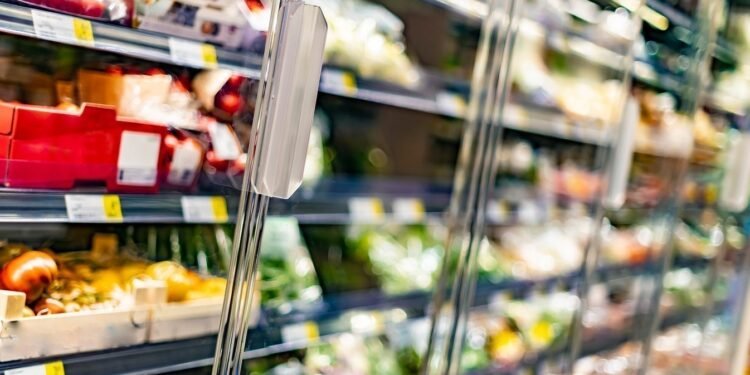 Ushqimet e gatshme fitojnë terren edhe në supermarketet shqiptare