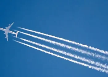 Çfarë janë vijat e bardha pas avionëve dhe pse disa prej tyre qëndrojnë për orë të tëra?