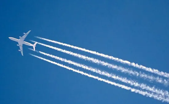 Çfarë janë vijat e bardha pas avionëve dhe pse disa prej tyre qëndrojnë për orë të tëra?