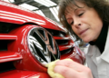 Volkswagen në vështirësi, gjiganti gjerman do të shkurtojë 100 mijë vende pune