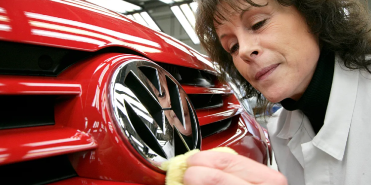 Volkswagen në vështirësi, gjiganti gjerman do të shkurtojë 100 mijë vende pune