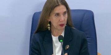 Kumbaro, urdhër punonjësve dhe mësuesve: Fikni telefonin kur më takoni mua dhe mos e teproni me makiazhin!