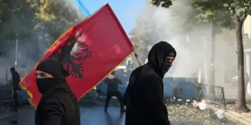 Policia, e shqetësuar për numrin e lartë të fëmijëve në protestë: Po i përdorin si mburojë!