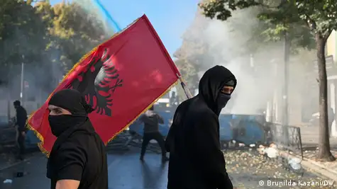 Policia, e shqetësuar për numrin e lartë të fëmijëve në protestë: Po i përdorin si mburojë!