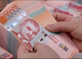 Leku lumë në Shqipëri, 5.8 miliardë euro qarkullojnë jashtë bankave: Në çanta, dyshekë, jastëqe…