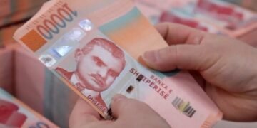 Leku lumë në Shqipëri, 5.8 miliardë euro qarkullojnë jashtë bankave: Në çanta, dyshekë, jastëqe…