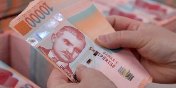 Leku lumë në Shqipëri, 5.8 miliardë euro qarkullojnë jashtë bankave: Në çanta, dyshekë, jastëqe…