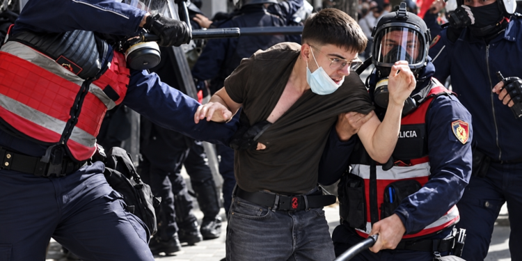 Kush janë “Shqiponjat” dhe pse jelekëkuqtë po rrahin pa mëshirë studentët (ndryshe nga FNSH)