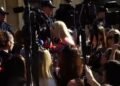 Protestuesit përmbysin karriget e dialogut, drejtoresha e Ramës për komunikimin del me bllok në dorë