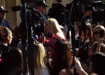 Protestuesit përmbysin karriget e dialogut, drejtoresha e Ramës për komunikimin del me bllok në dorë