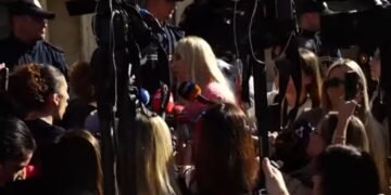 Protestuesit përmbysin karriget e dialogut, drejtoresha e Ramës për komunikimin del me bllok në dorë