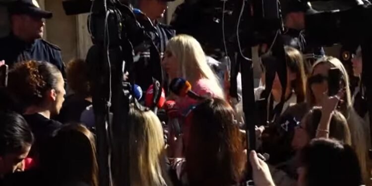 Protestuesit përmbysin karriget e dialogut, drejtoresha e Ramës për komunikimin del me bllok në dorë