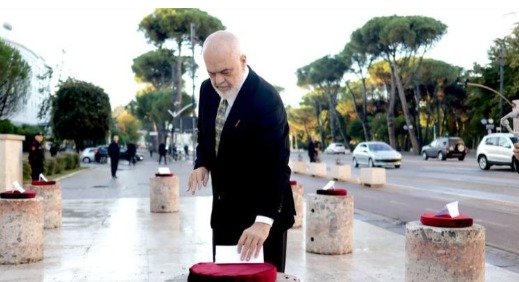 E kanë refuzuar çdo ditë, Rama vendos sërish blloqet e betonit për dialog me studentët
