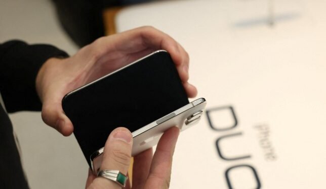 Apple nxjerr në shitje iPhone Duo, sa kushton telefoni i parë i palosshëm