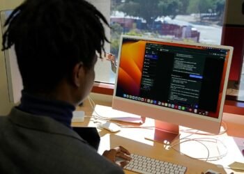 Një në tre të rinj përdor inteligjencën artificiale për informacion mbi drogën dhe alkoolin
