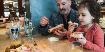 Nisma e veçante në restorantet italiane: Telefonat dorëzohen, jo në tavolinë