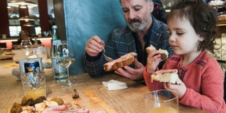 Nisma e veçante në restorantet italiane: Telefonat dorëzohen, jo në tavolinë