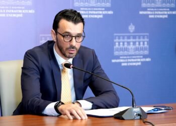 “Boom-i” i fotovoltaikëve, Karakaçi takon prodhuesit dhe paralajmëron investime në rrjetin e transmetimit edhe me fondet e privatëve