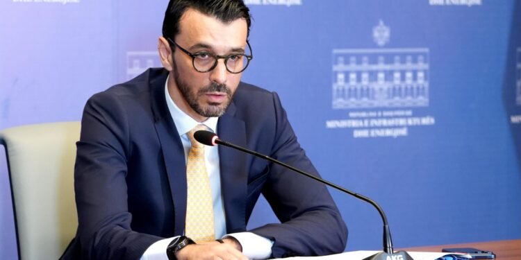 “Boom-i” i fotovoltaikëve, Karakaçi takon prodhuesit dhe paralajmëron investime në rrjetin e transmetimit edhe me fondet e privatëve
