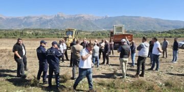 REVOLTA/ Plas në Gjoricë, banorët kundër parkut fotovoltaik: Na thanë për 1 po marrin 42.5 hektarë. Çështja shkon në SPAK
