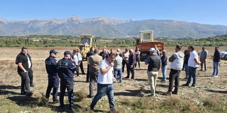 REVOLTA/ Plas në Gjoricë, banorët kundër parkut fotovoltaik: Na thanë për 1 po marrin 42.5 hektarë. Çështja shkon në SPAK